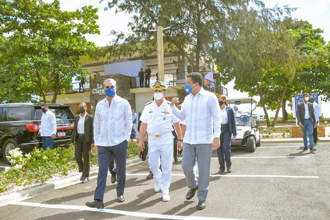 Abinader y Collado entregan club para oficiales de Armada