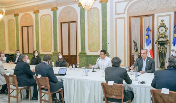 Abinader busca solución para abrir restaurantes sin afectar salud