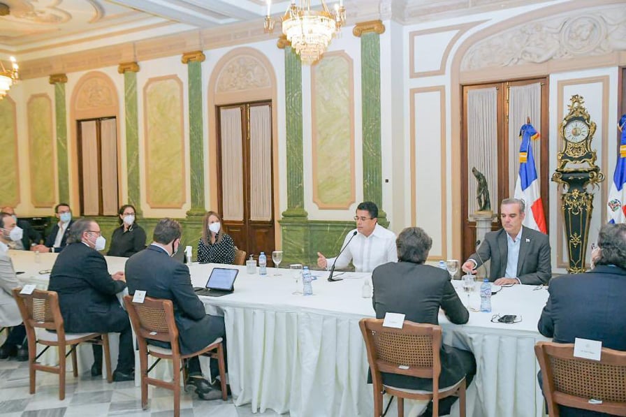 Abinader busca solución para abrir restaurantes sin afectar salud