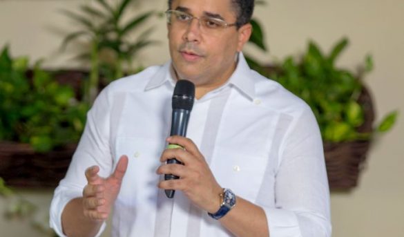 Ministro de Turismo: “sargazo es uno de los principales retos para desarrollo del turismo”