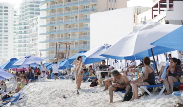 Este día 1 de enero 2021 Turistas se divierten en la playa Forum en México