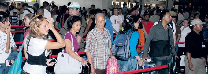 Miles de pasajeros varados en aeropuertos por no tener prueba PCR