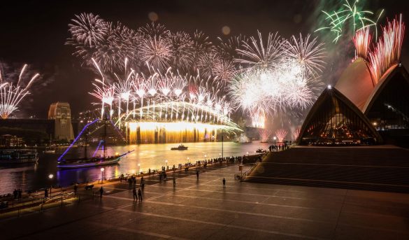 El mundo despide 2020 entre la soledad y la esperanza