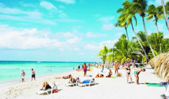 Critica turistas reciban plan de salud superior a dominicanos