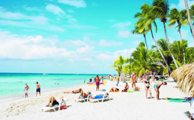 Critica turistas reciban plan de salud superior a dominicanos