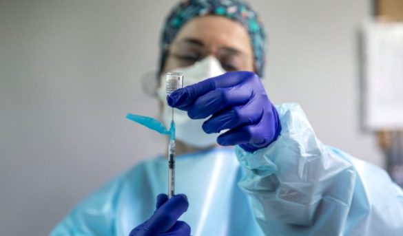 La lentitud en las campañas de vacunación obliga a Europa a mantener las restricciones en los viajes