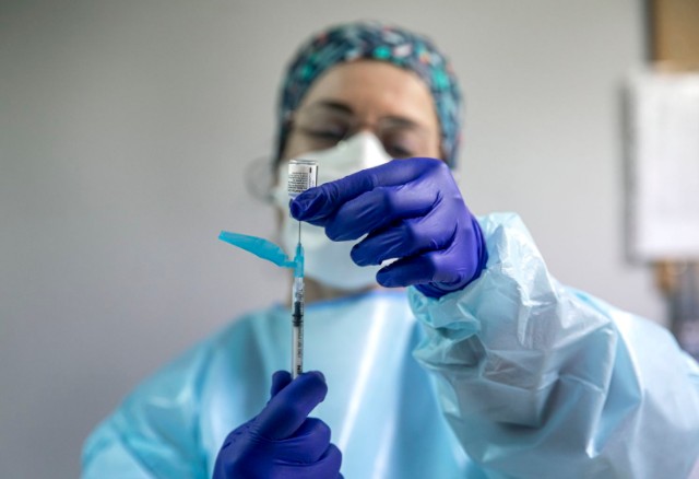 La lentitud en las campañas de vacunación obliga a Europa a mantener las restricciones en los viajes