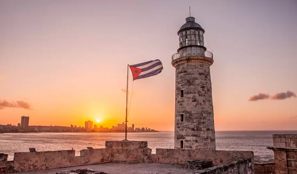 Cuba ofrece vacunar contra COVID a todos los turistas que visiten la isla