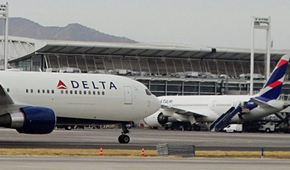 Delta mantendrá bloqueo de asientos centrales hasta el 30 de abril