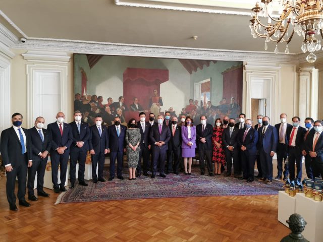 Élite empresarial y turística de RD acude a encuentro presidencial en Colombia