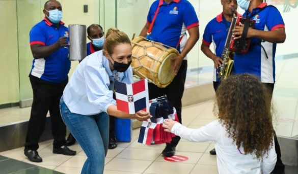 Ministerio Turismo celebra aniversario Independencia Nacional en aeropuerto