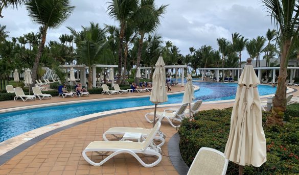 Cadena hotelera RIU dice recibió a cientos de turistas de Bulgaria y Rumania