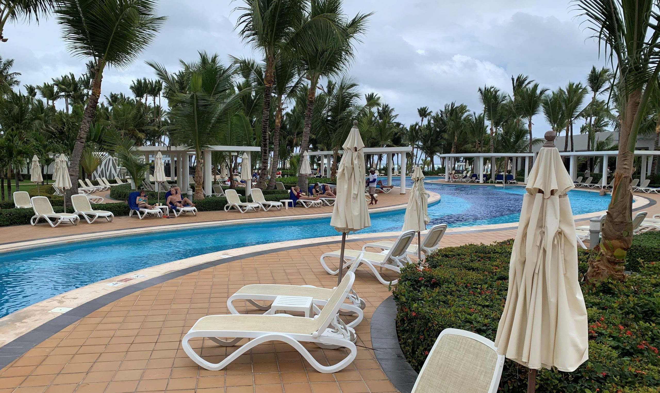 Cadena hotelera RIU dice recibió a cientos de turistas de Bulgaria y Rumania