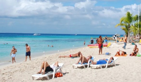 Vacuna temprana reducirá mitad pérdidas turismo