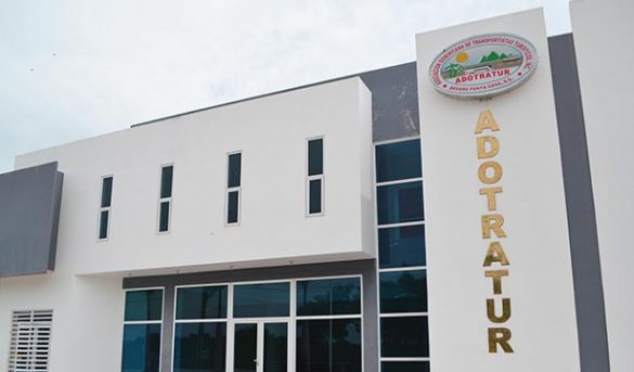 Adotratur anuncia cese de operaciones de los miembros del transporte turístico del Este