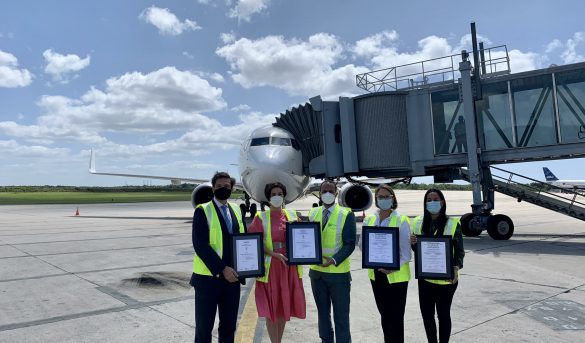 Aeropuertos de Las Américas y La Isabela reciben certificación medioambiental