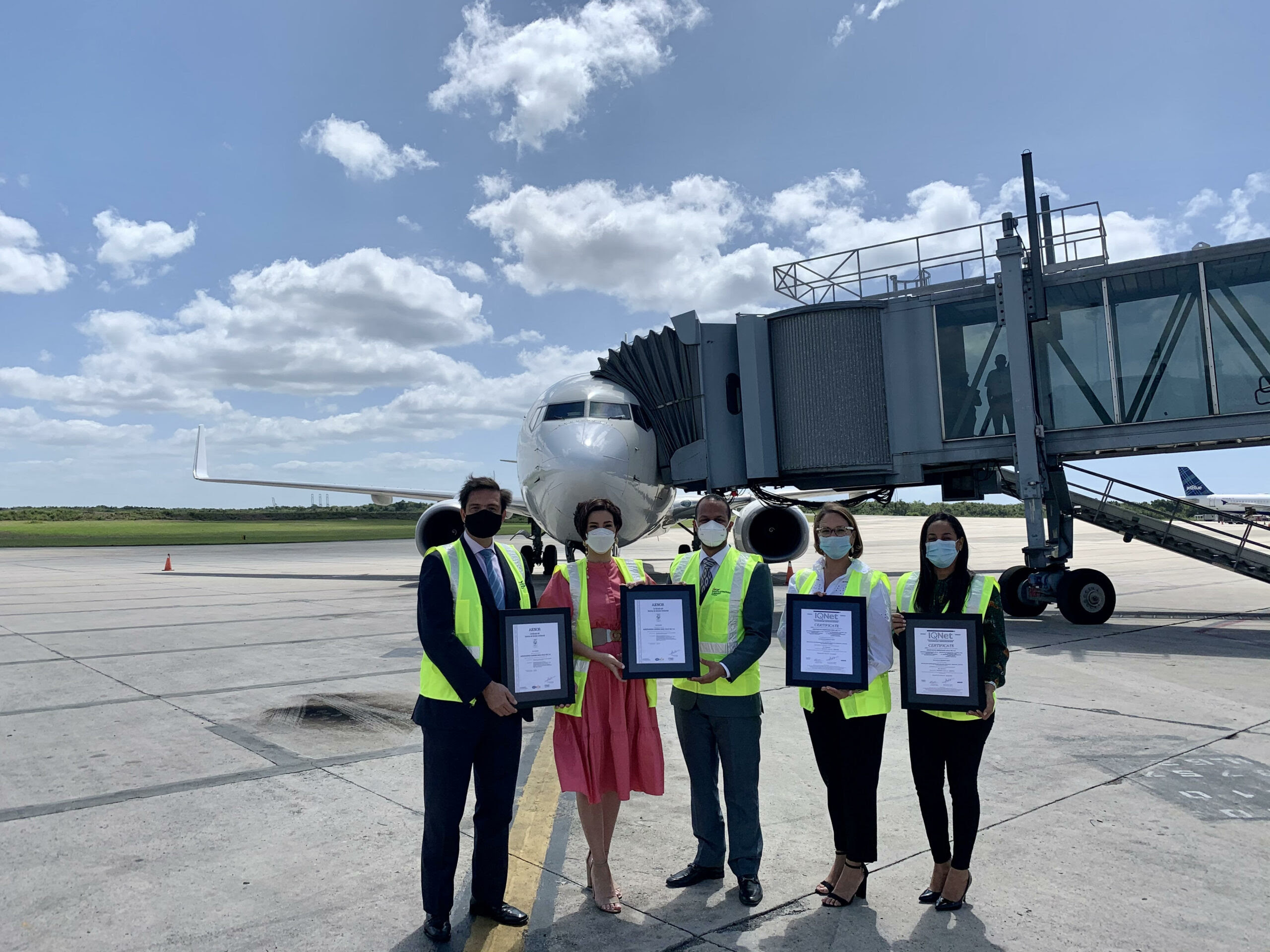 Aeropuertos de Las Américas y La Isabela reciben certificación medioambiental