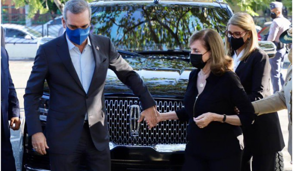 Presidente Luis Abinader acompaña su madre a vacunarse contra el Covid