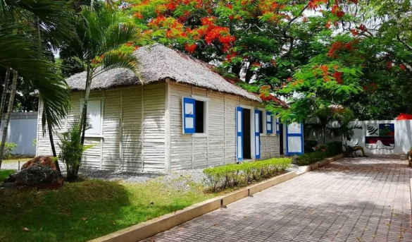 Monumento histórico, réplica vivienda donde nació el General Máximo Gómez, en el Municipio de  Baní, Provincia Peravia, República Dominicana