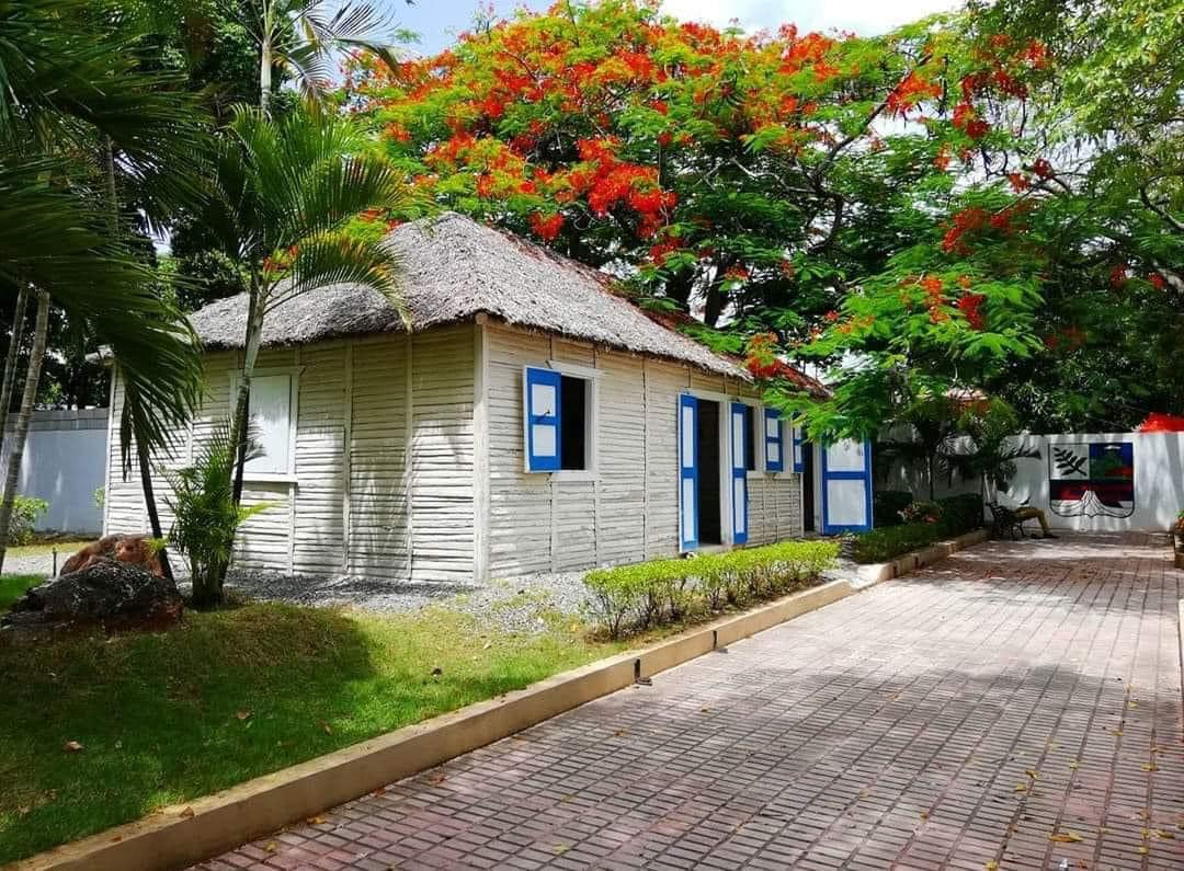 Monumento histórico, réplica vivienda donde nació el General Máximo Gómez, en el Municipio de  Baní, Provincia Peravia, República Dominicana