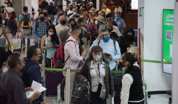 Aglomeraciones y largas filas de viajeros en el aeropuerto de Ciudad de México en vísperas de la Semana Santa