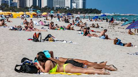El verano está lejos pero las playas de Miami, Florida están llenas de bañistas