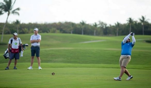 Golfistas profesionales y amateurs compiten en Pro-Am PGA TOUR 2021