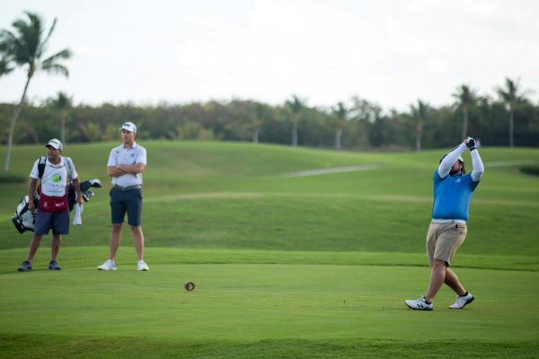 Golfistas profesionales y amateurs compiten en Pro-Am PGA TOUR 2021