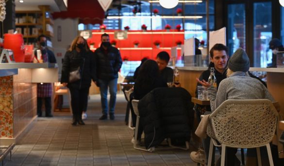 Restaurantes en la ciudad de Nueva York expanden su capacidad interior al 50%