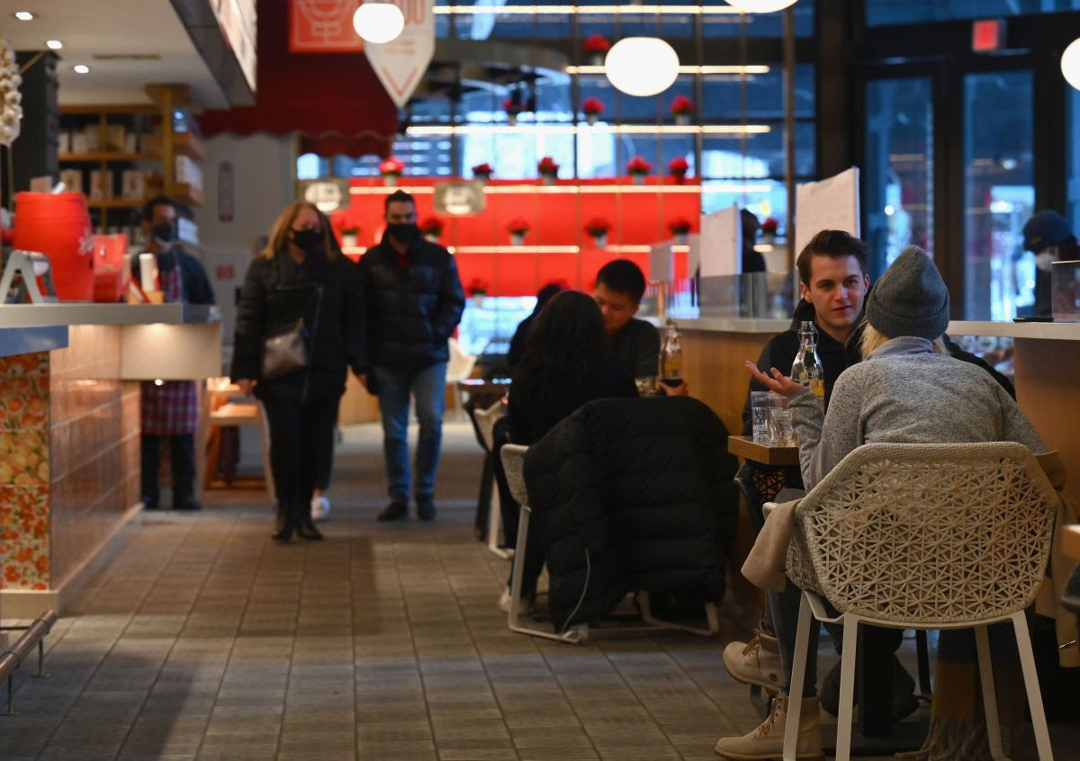 Restaurantes en la ciudad de Nueva York expanden su capacidad interior al 50%