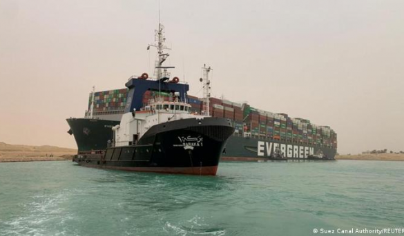 Un buque portacontenedores encalla y bloquea el Canal de Suez