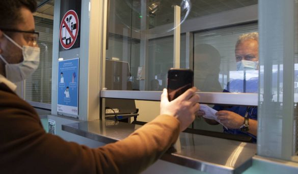 Bruselas presentará este mes el 'pasaporte de vacunación' clave para salvar el verano