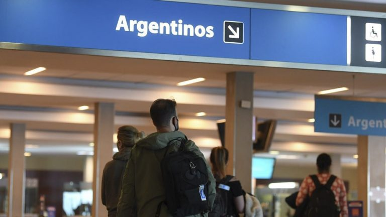 Argentina cierra fronteras al turismo hasta el 30 de abril