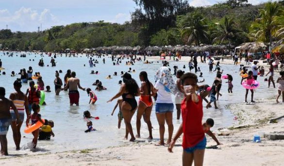 Boca Chica abarrotada de personas este Sábado Santo; playas cierran a las 5