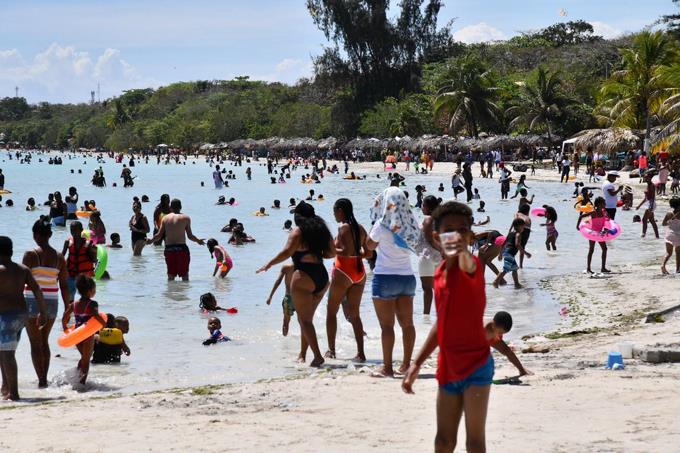 Boca Chica abarrotada de personas este Sábado Santo; playas cierran a las 5