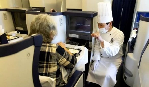 Una compañía aérea japonesa propone comida a 460 euros a bordo de un avión en tierra