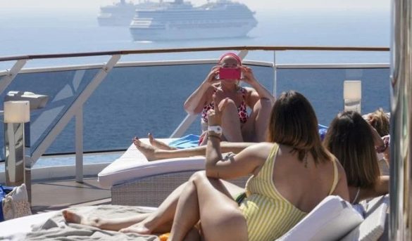 La fiesta en Italia se traslada a los cruceros ante el cierre en tierra