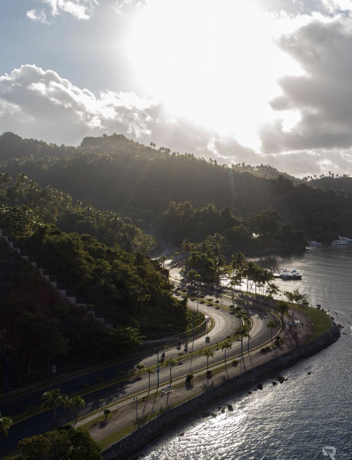 Que preciosidad de foto, Samaná ayer jueves al caer la tarde-noche