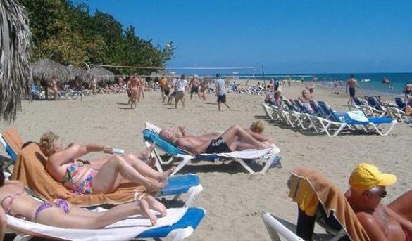 El Gobierno Dominicano amplía por un mes más el seguro gratis de salud para los turistas