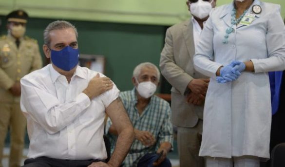 Presdente Abinader pondera con nuevo lotes iniciar vacunación de toda la población el próximo lunes