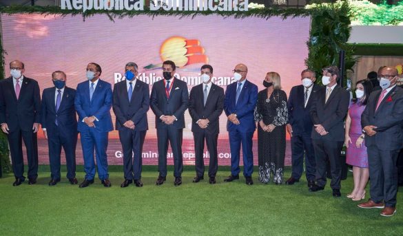 Foto Ministro Collado junto a líderes turísticos y de la banca en Fitur