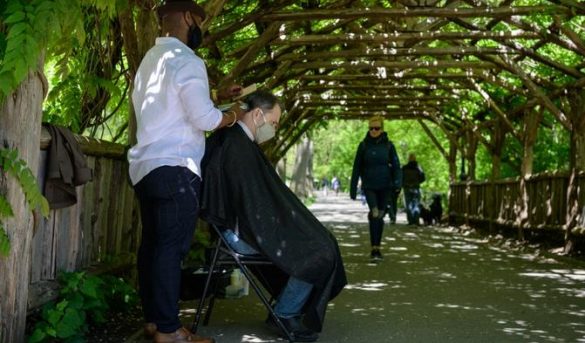 La nueva atracción del Central Park de Nueva York.- El barbero de Central Park. Recorte de pelo gratis.