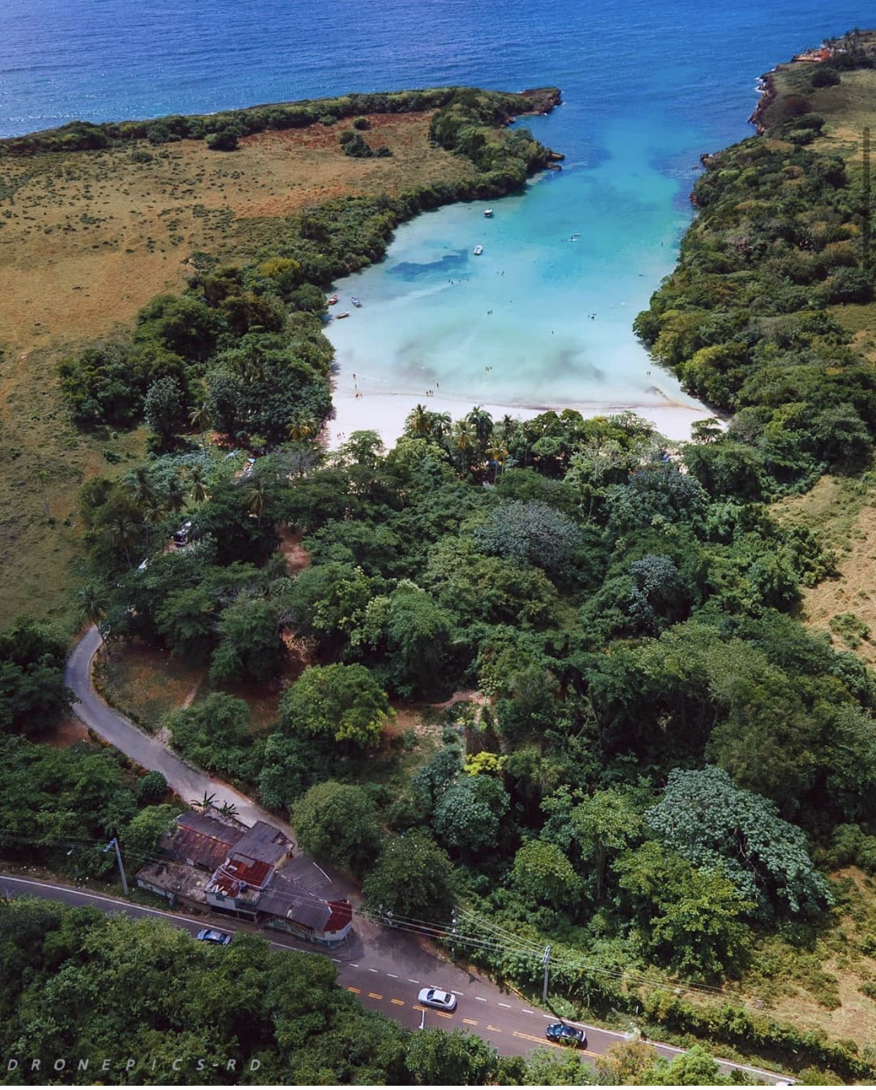 Un punto de oro de la costa norte de Republica Dominicana, Playa Diamante. (Autopista Cabrera-Nagua, provincia María Trinidad Sánchez)