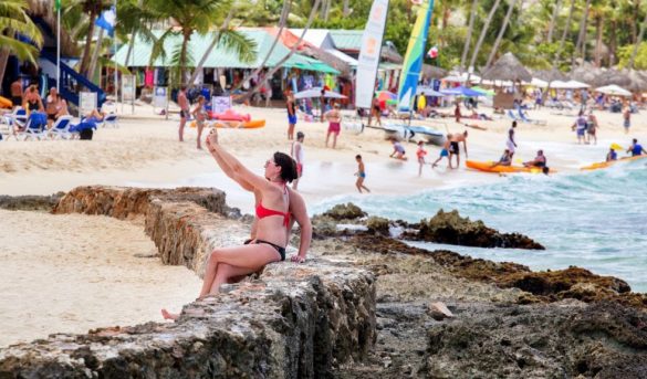 R.Dom. abre sus fronteras para recibir turistas y les entrega seguro de salud