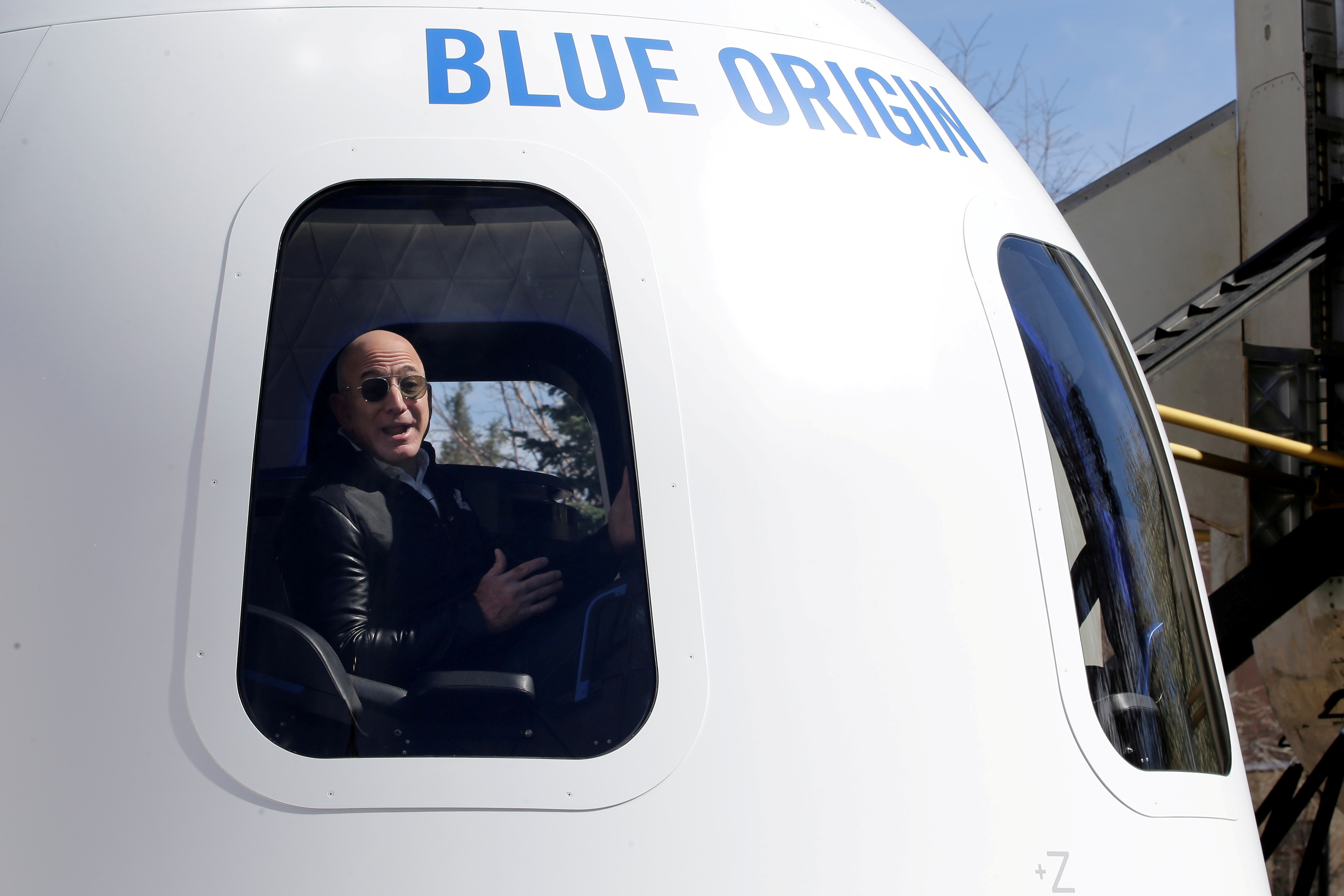Fundador de Amazon Jeff Bezos irá al primer viaje de turismo espacial de Blue Origin