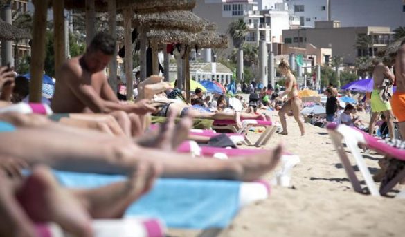 España abre sus puertas a turistas vacunados de COVID-19