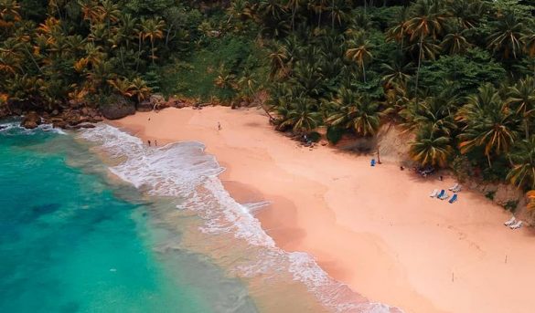Dos bellísimas playas de RD en una sola foto