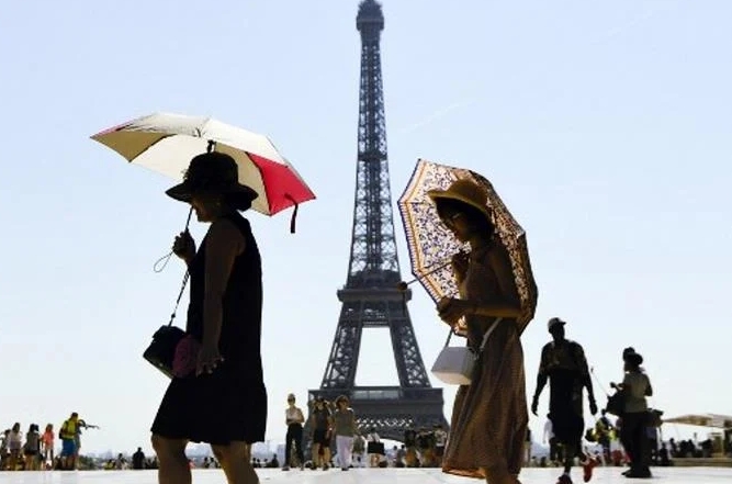Torre Eiffel reabre al público tras ocho meses de cierre por la pandemia