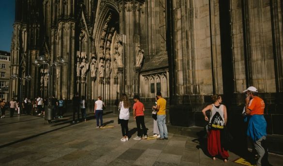 La variante delta impulsa a reconsiderar la forma en la que las personas hacen filas de espera
