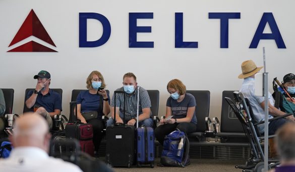 La aerolínea Delta penalizará con 200 dólares mensuales a los empleados que no se vacunen